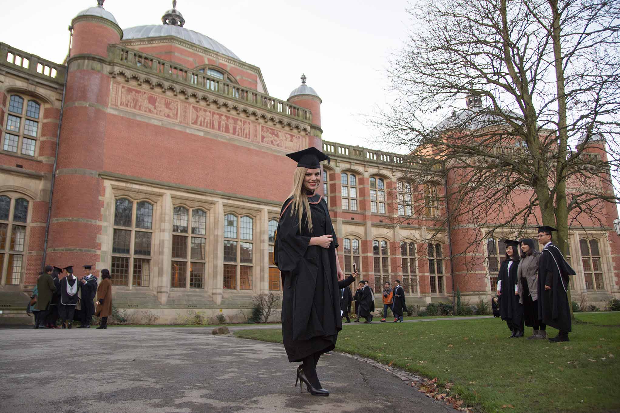 Nicole Landívar, graduada UPSA, concluyó una Maestría en Inglaterra con distinción